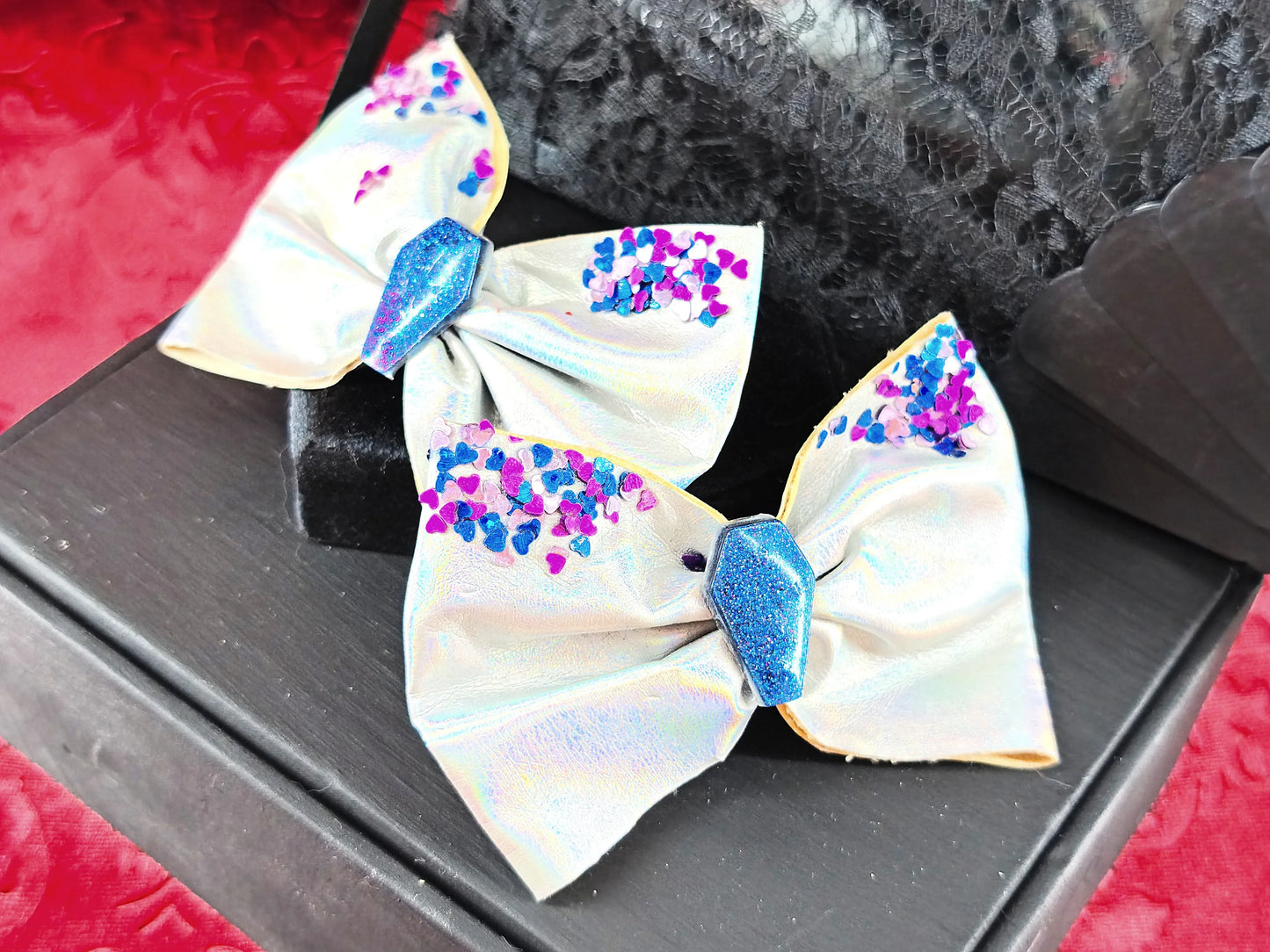 barrettes nœuds pastel goth holographiques avec cercueils bleus