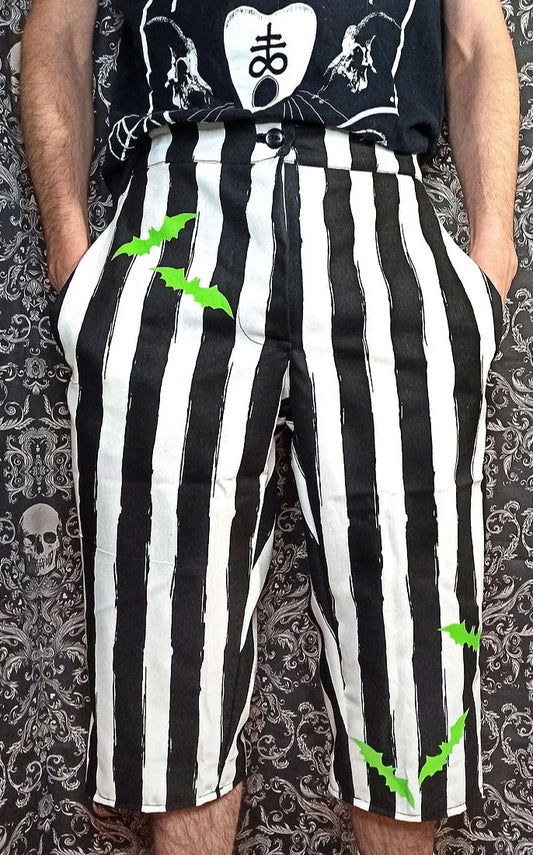 Bermuda gothique fait main en coton rayé noir et blanc avec motifs chauves-souris vertes inspirés de Beetlejuice
