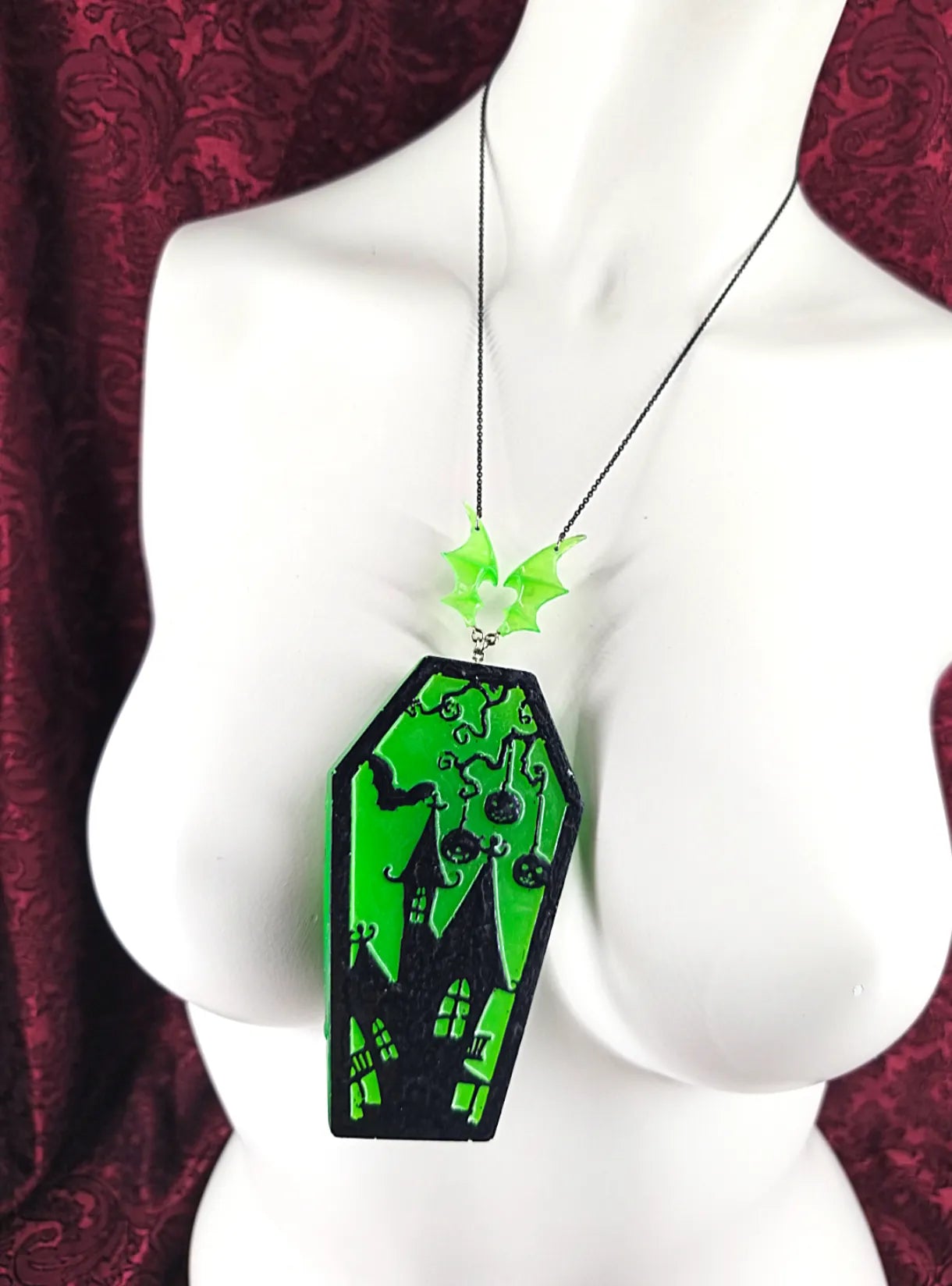 collier cercueil gothique qui brille dans le noir