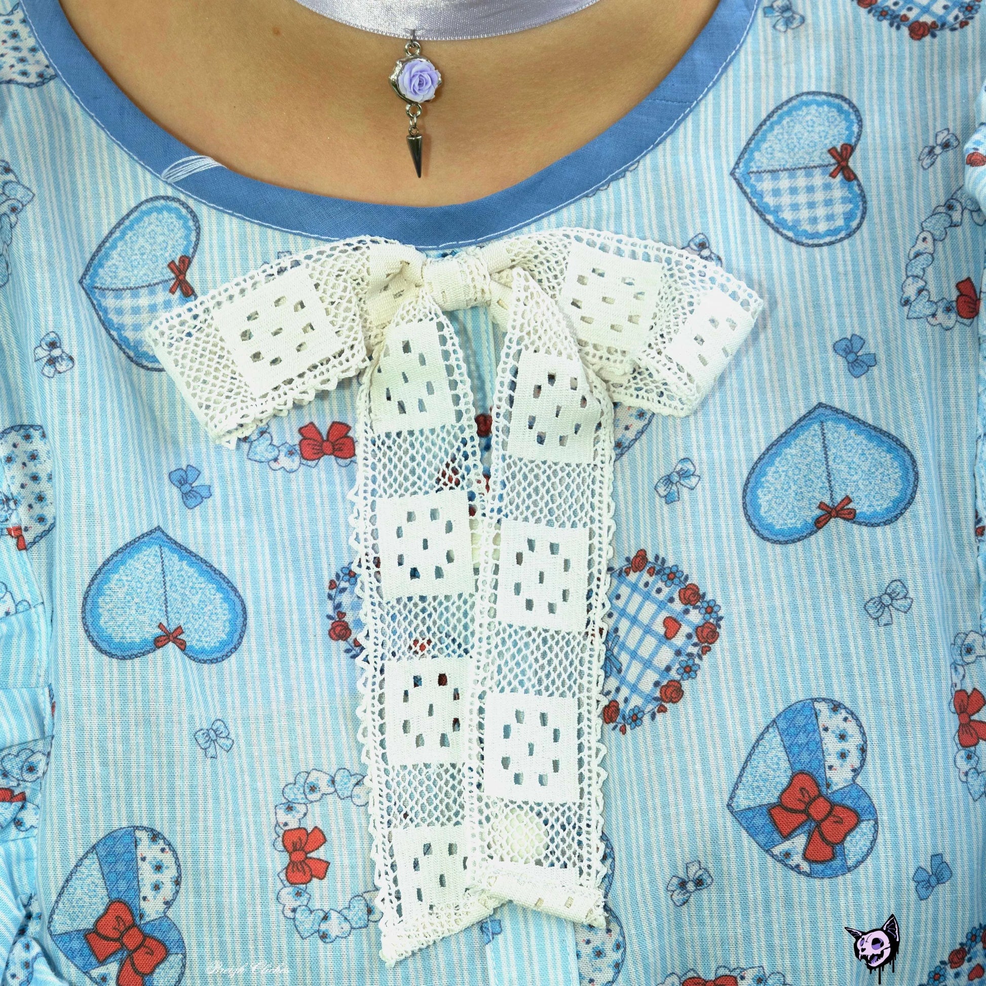 Détail du noeud en dentelle blanche sur blouse kawaii