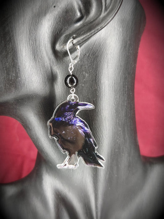 boucle d’oreille corbeau noire en résine irisée et perle noire
Vu de près des boucles d'oreilles