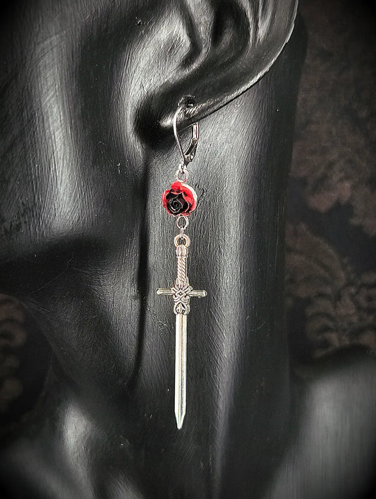 boucles d'oreilles gothique épee avec rose rouge