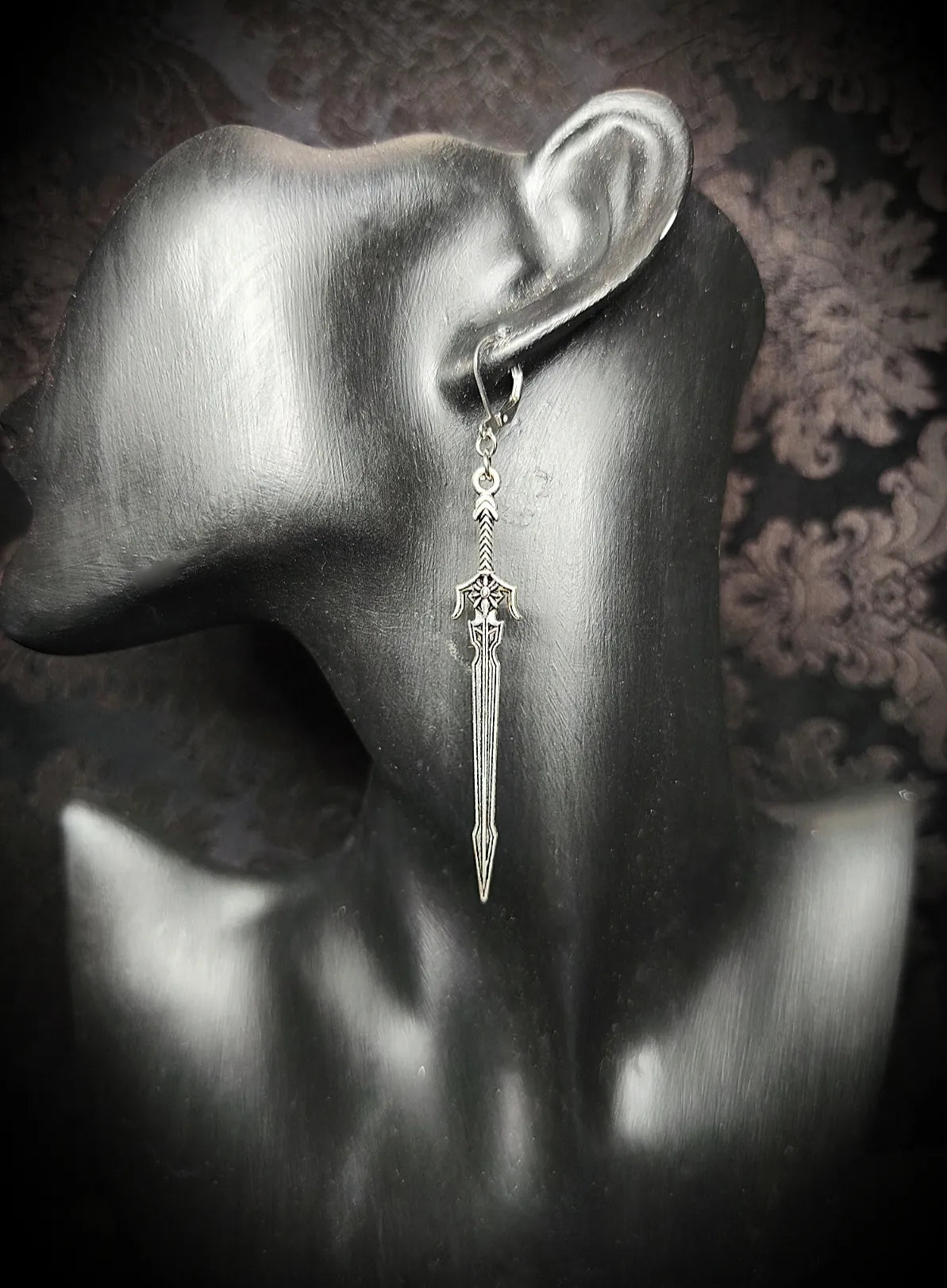 boucles d'oreilles épées comprises dans la parure avec le collier épée 