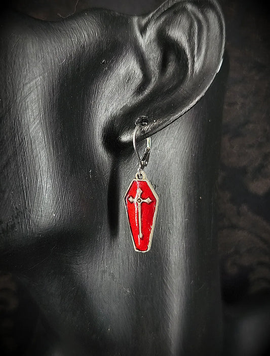 boucles oreilles gothiques cercueil rouge