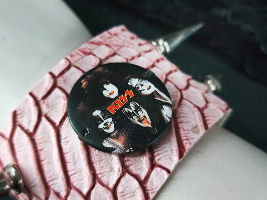 détail du badge Kiss cousu sur le bracelet rose