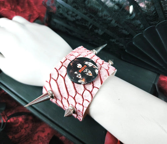 bracelet rose effet peau de serpent avec badge Kiss cousu
Vu de près du bracelet