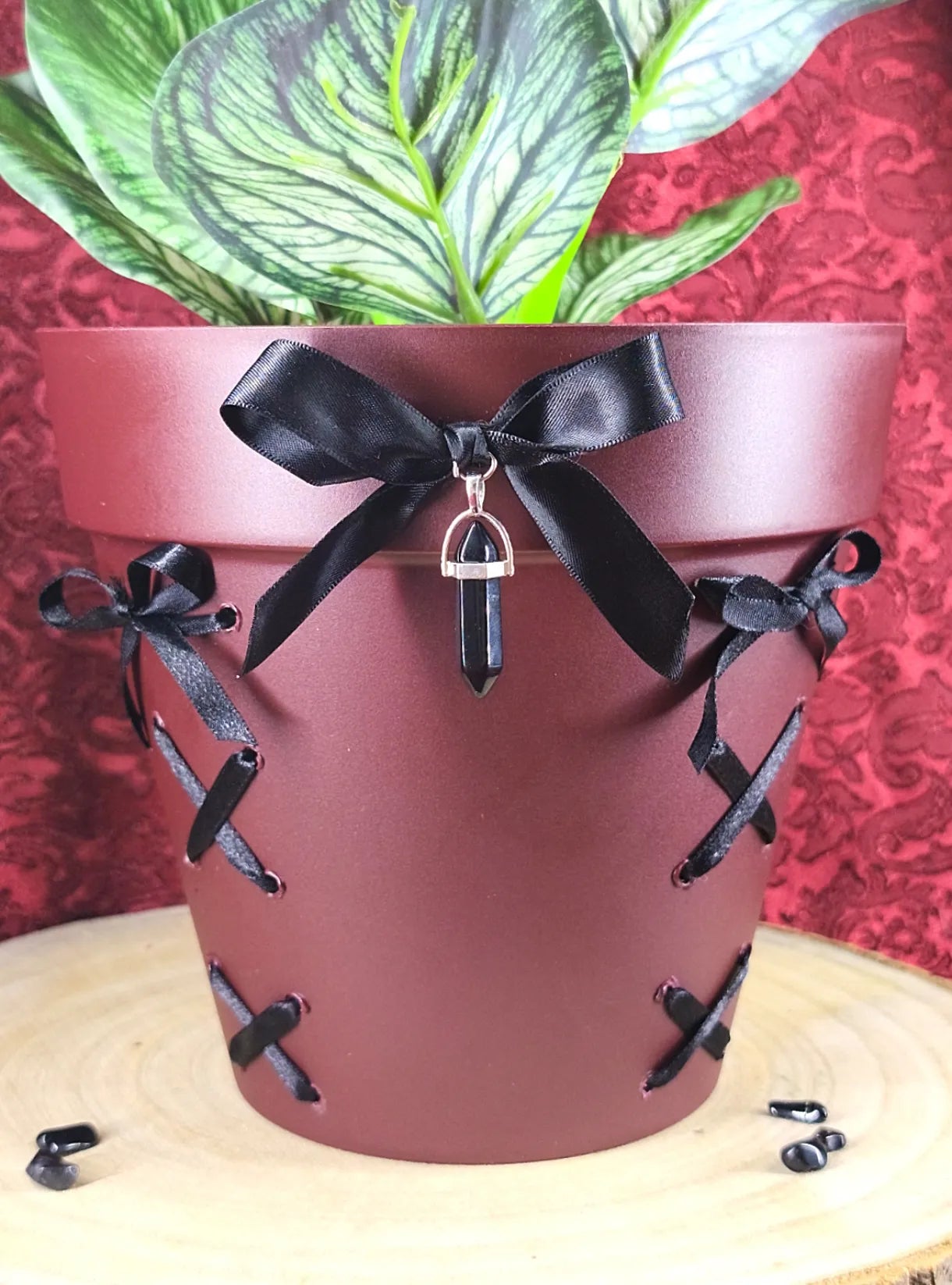 cache pot cabinet de curiosités gothique avec laçages noirs