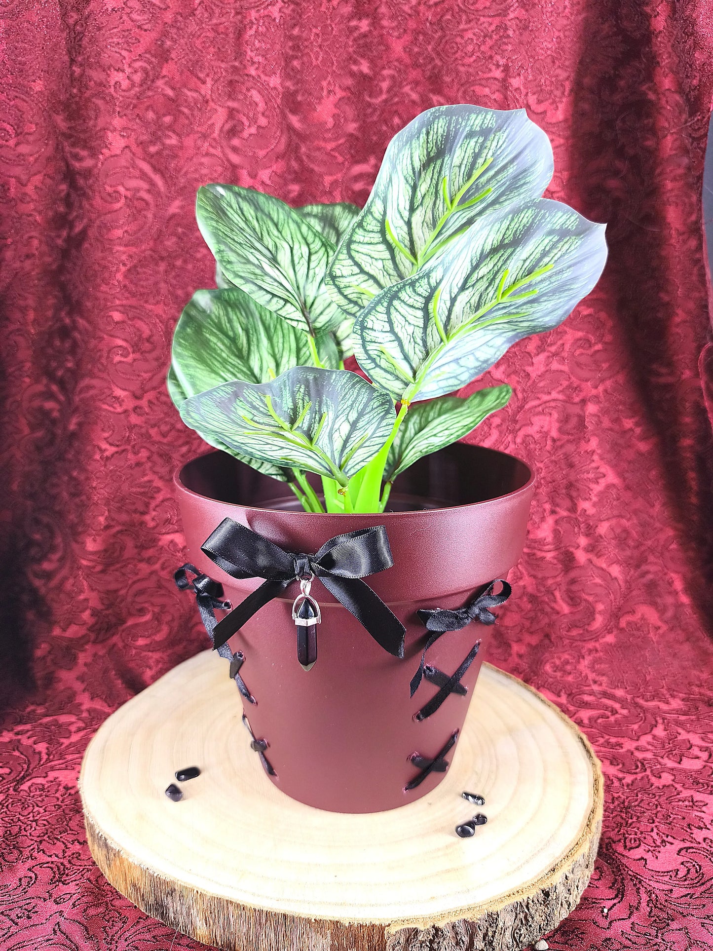 cache pot gothique bordeaux avec rubans noirs