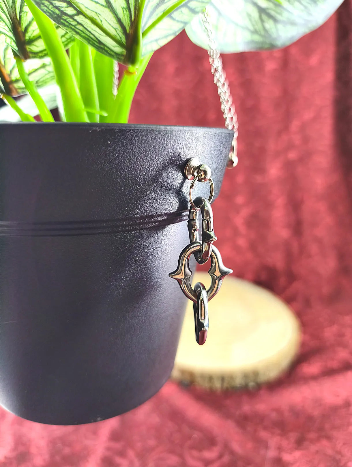 Détail des maillons de chaines décoratifs sur le pot 