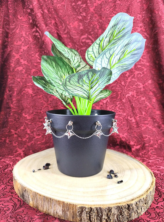 cache pot gothique noir avec chaînes décoratives et boules piquantes