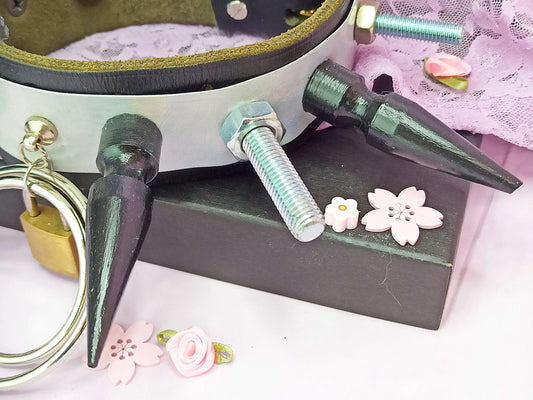 choker punk avec vis, clous et effet holographique
Détails des écroux et clous noir