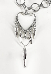 Collier gothique alternatif avec coeur, anneaux et clous en acier inoxydable fait main