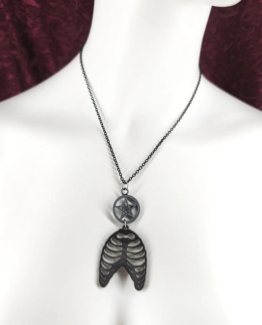collier gothique noir en résine avec cage thoracique et pentacle