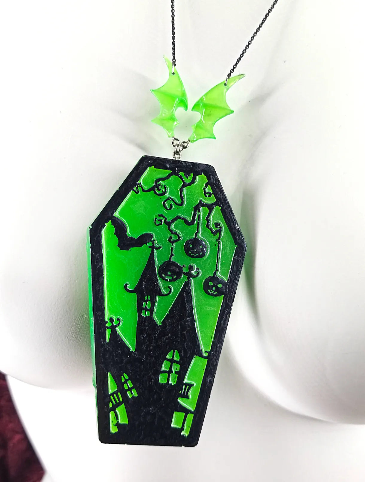 collier gothique phosphorescent cercueil 