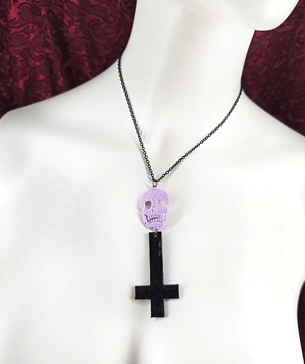 collier pastel goth croix noire crâne violet