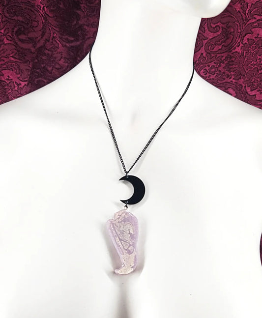 collier pastel goth en résine avec lune et crâne d'oiseau