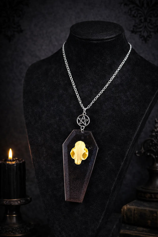 collier sautoir cercueil avec crâne de chat et pentacle