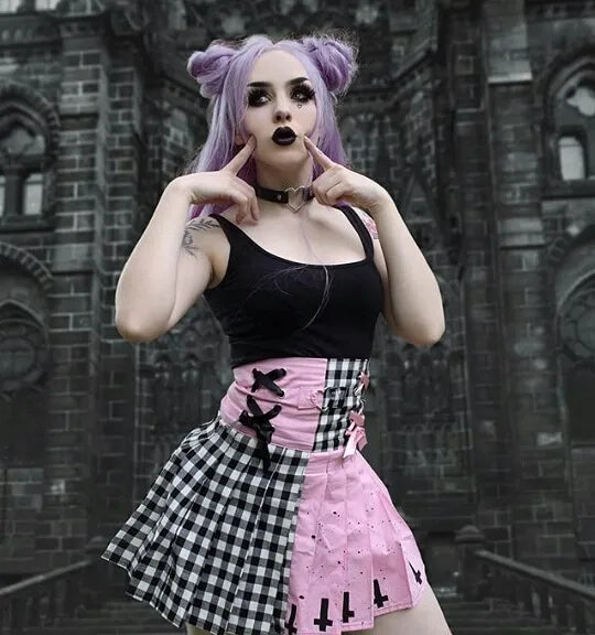 Exemple de commande personnalisée réalisée pour @lunasith 
Jupe plissée rose et motif damier.
Croix inversées noires en peinture textile
Laçages en satin rose et noir
Coeur en acier inoxydable sur le devant