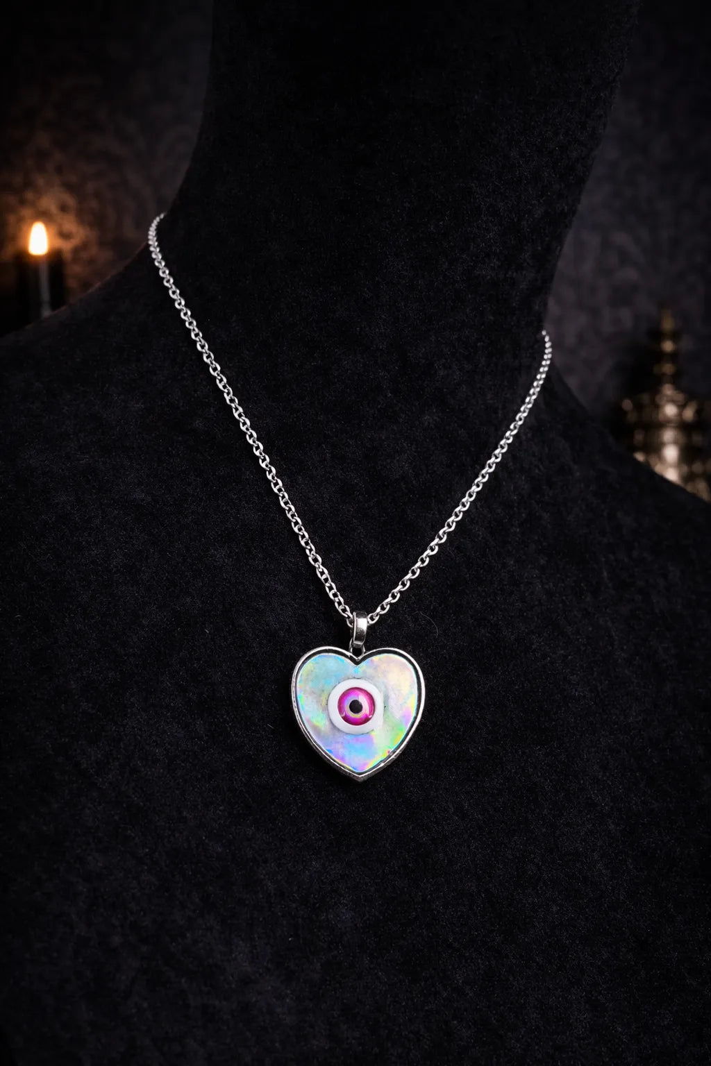 Collier cyber pastel goth avec coeur holographique et oeil "Holographic Heart"
