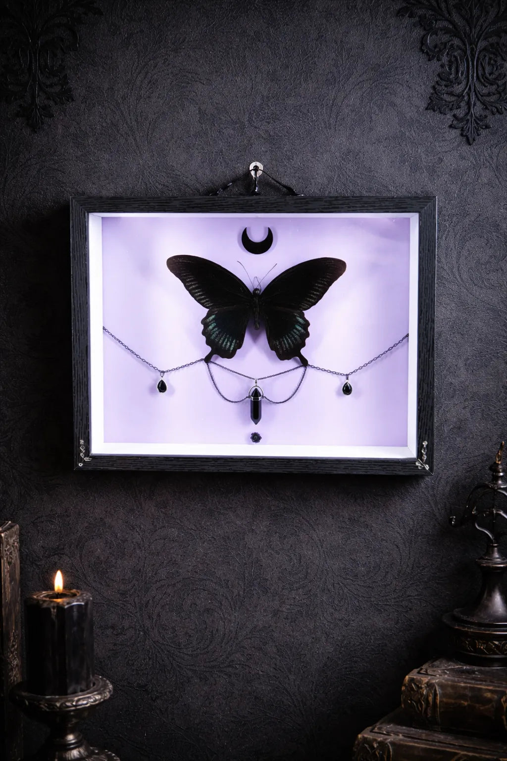 Cadre entomologique gothique au papillon noir et cristal – Décoration witchy & romantique