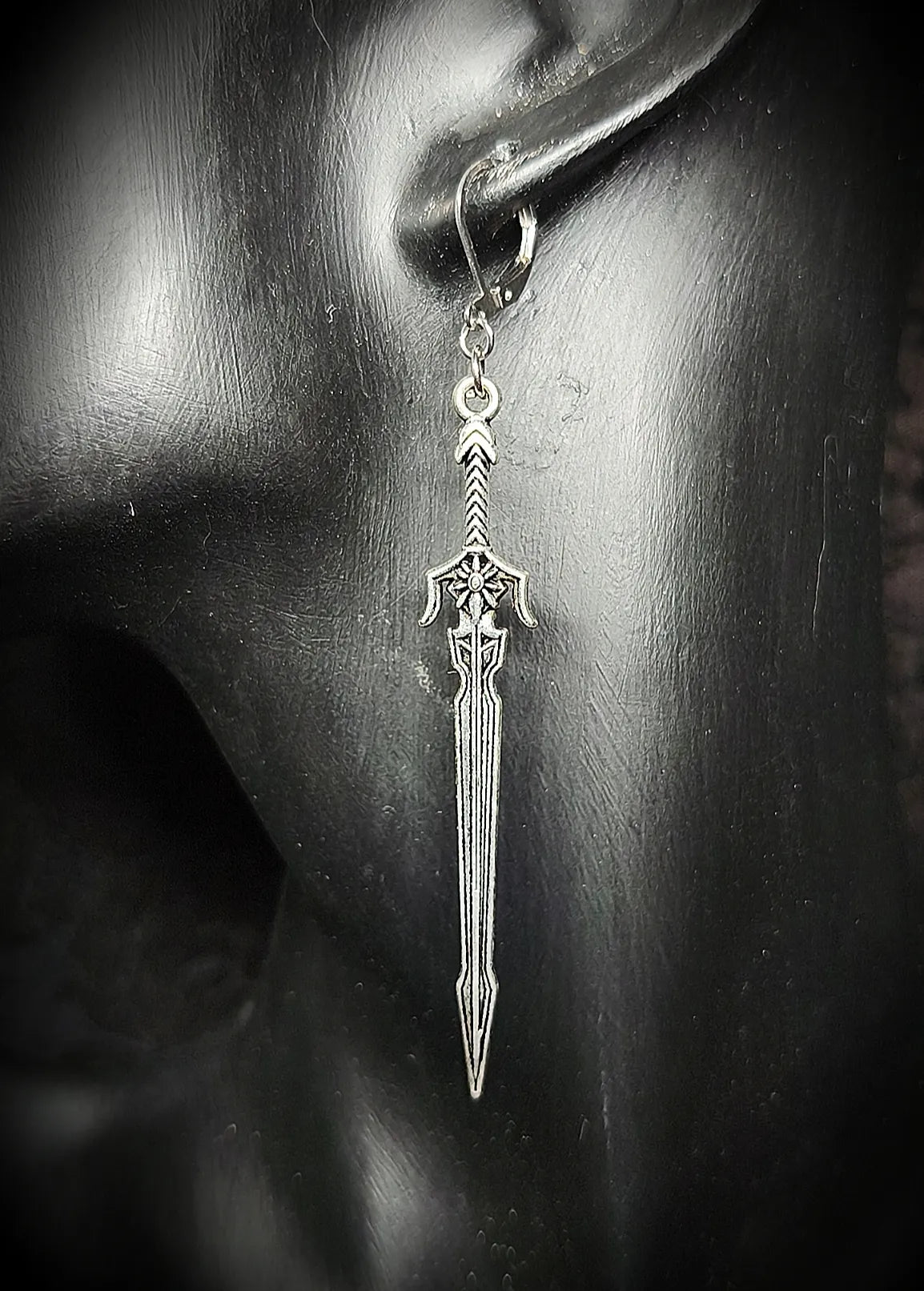 Épée des boucles d'oreilles épées vue de près 
