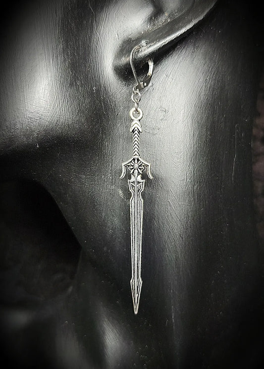 Épée des boucles d'oreilles épées vue de près 