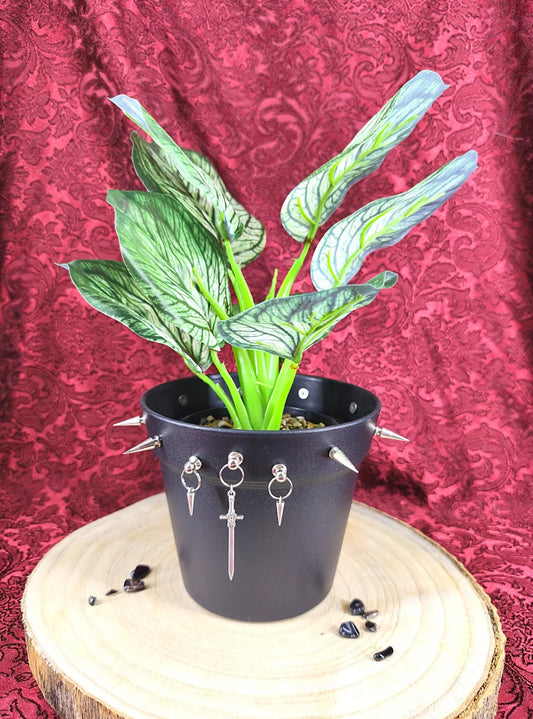 pot de fleur gothique clouté avec épées