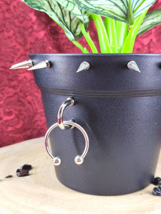 Détail du piercing et des clous sur le devant du pot pour plante